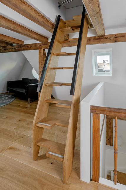Elegante Raumspartreppe aus Holz für einen sicheren und platzsparenden Aufstieg zum Dachausstieg.