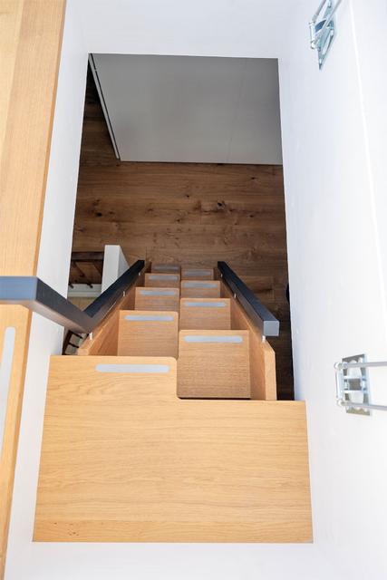 Elegante Raumspartreppe aus Holz für einen sicheren und platzsparenden Aufstieg zum Dachausstieg.
