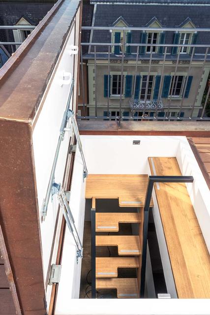 Felma Dachausstieg mit eleganter, platzsparender Holz-Raumspartreppe für komfortablen Aufstieg.