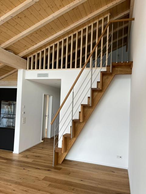 Raumspartreppe TR89 aus Holz mit elegantem Handlauf – platzsparende Treppenlösung für einen komfortablen Aufstieg zur Galerie.