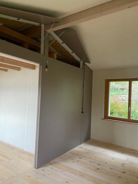 Sur l’image, on peut voir le magnifique nouveau sol ainsi que la cheminée.