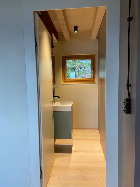 L’image montre un extrait de la salle de bain et le magnifique sol.