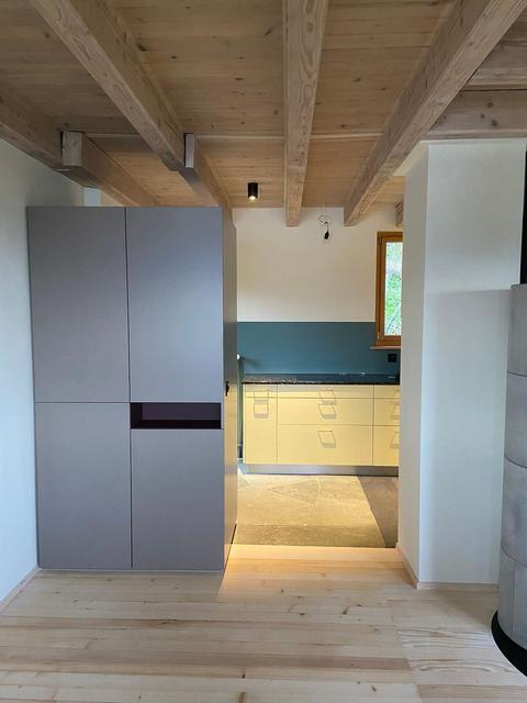 L’image montre un extrait de la salle de bain et le magnifique sol.