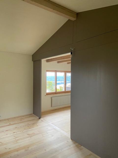 Sur l’image, on peut voir le magnifique nouveau sol ainsi que la cheminée.