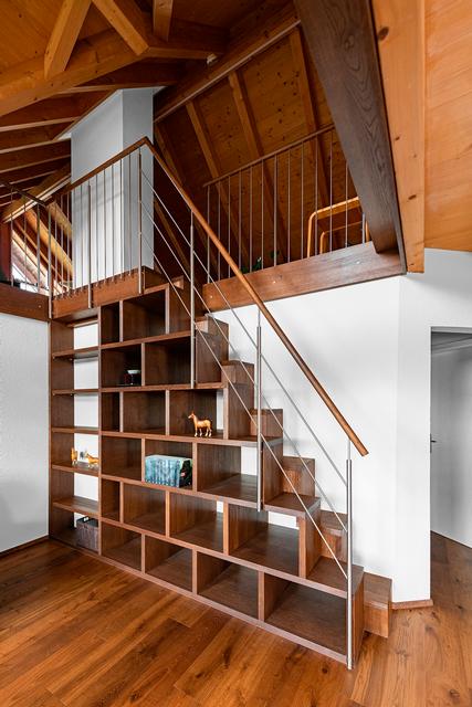Escalier gain de place TR89 avec étagère intégrée – escalier en bois peu encombrant pour une utilisation optimale de l'espace et un design élégant.