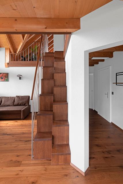 Escalier gain de place TR89 avec étagère intégrée – escalier en bois peu encombrant pour une utilisation optimale de l'espace et un design élégant.