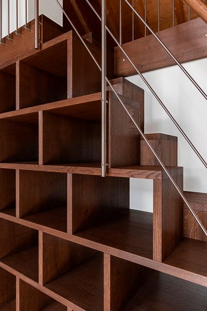 Escalier gain de place TR89 avec étagère intégrée – escalier en bois peu encombrant pour une utilisation optimale de l'espace et un design élégant.