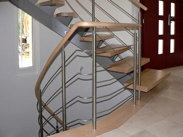 Auf dem Bild ist eine Holmentreppe aus Stahl Holmen und den Treppentritten aus Holz