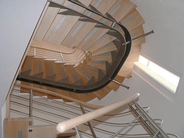 Auf dem Bild ist eine Holmentreppe aus Stahl Holmen und den Treppentritten aus Holz