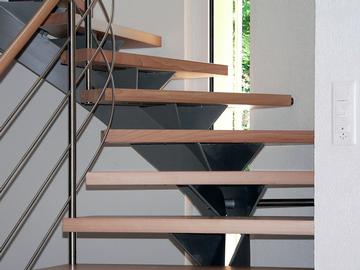 Auf dem Bild ist eine Holmentreppe aus Stahl Holmen und den Treppentritten aus Holz