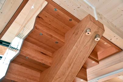 Auf dem Bild ist der Holmen einer Holmentreppe aus Holz von unten zu sehen.