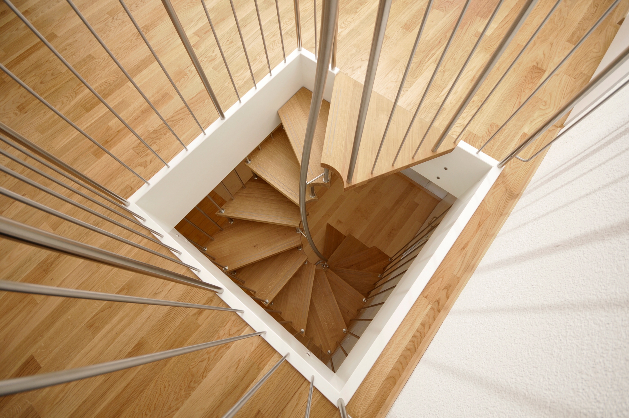 Clevere Lösungen für wenig Raum: gerade Treppen, gewendelte Treppen sowie Stauraum unter der Treppe